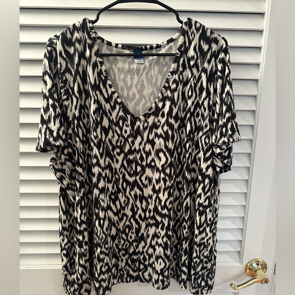 Old Navy Lux Print Tee. Size: XL.